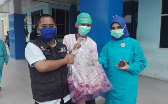 Relawan Beri Asupan Nutrisi untuk Tenaga Medis