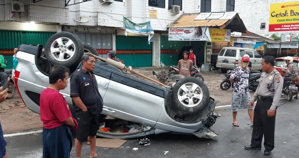 Lost Control, Mobil Terbalik di Flyover