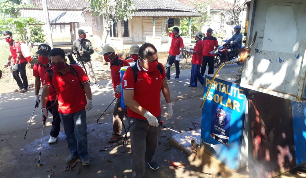 DPC PDIP Pesawaran Semprot Disinfektan dan Bagikan Masker