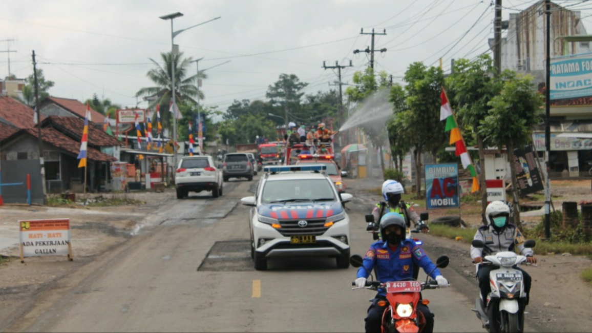 Dimulai Dari Polres, Polsek Ikuti Penyemprotan Disinfektan