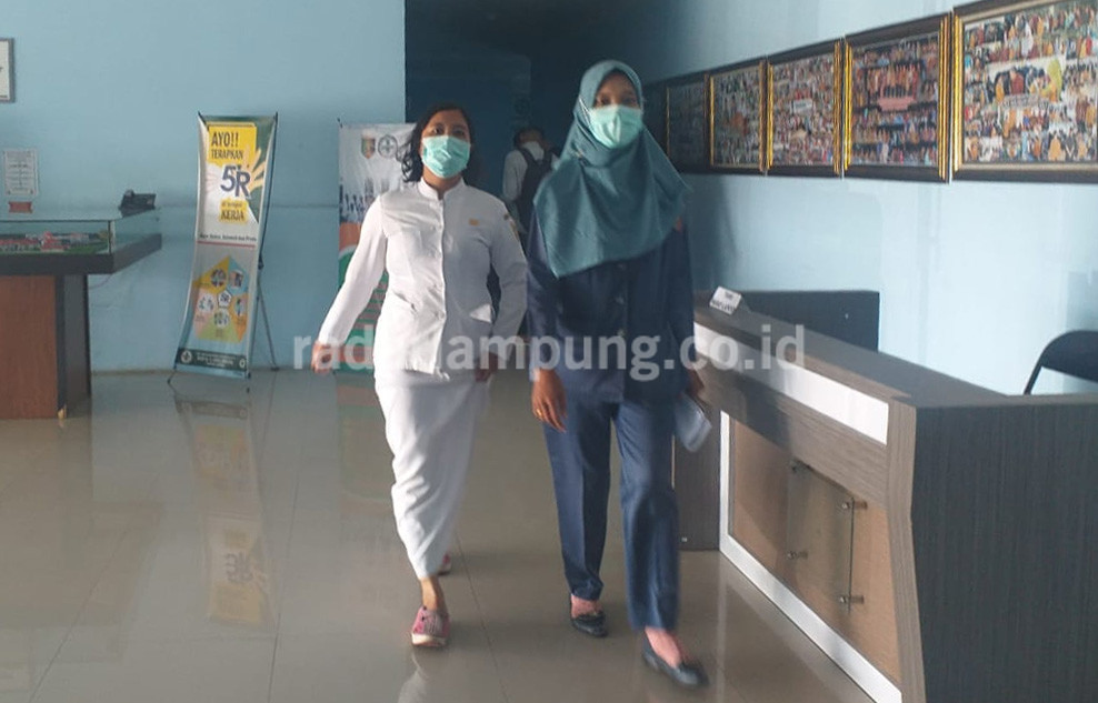 Wajah-wajah Ditutupi Masker di RSUDAM