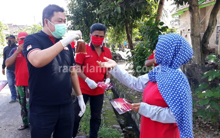 PDIP Pesawaran Semprot Disinfektan, Bagikan Masker dan Jamu