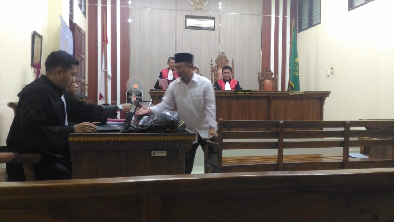 Dituntut 2 Tahun, Mantan Kepala Sekolah di Mesuji Ini Menangis