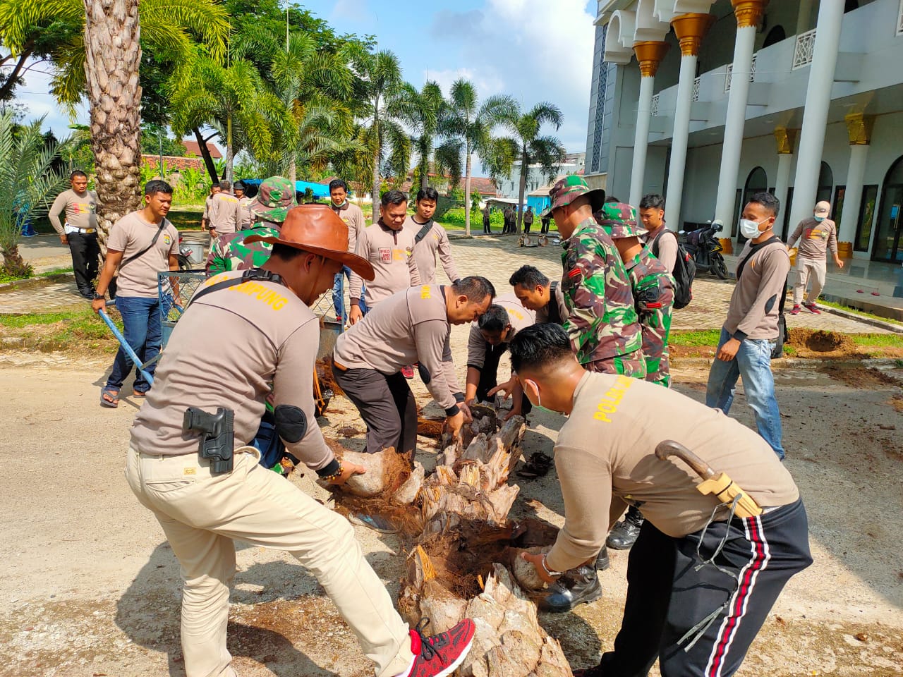 Gabungan Unsur Polri, TNI dan Diskes Pesawaran Bersihkan Fasum Cegah DBD dan Covid-19