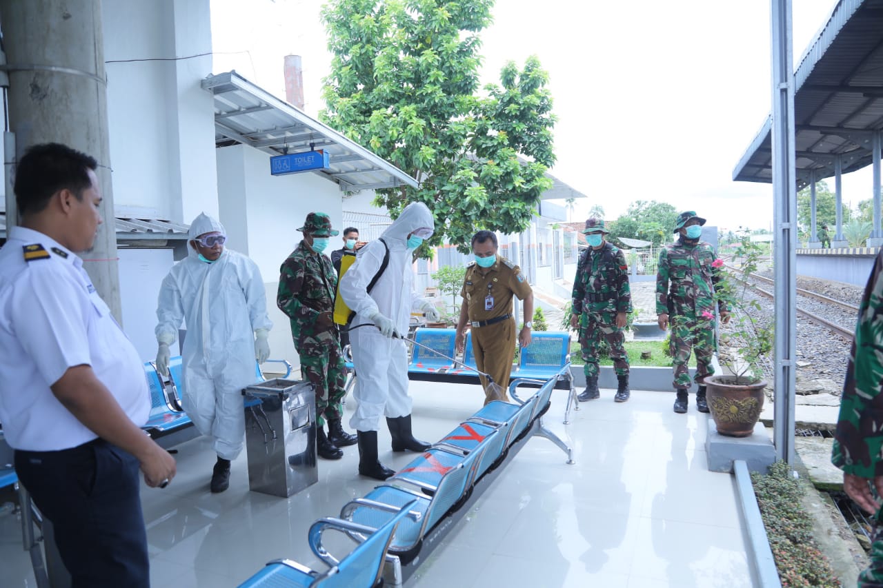 Bentuk Pelayanan ke Masyarakat, Pemkab Waykanan Semprot Disinfektan