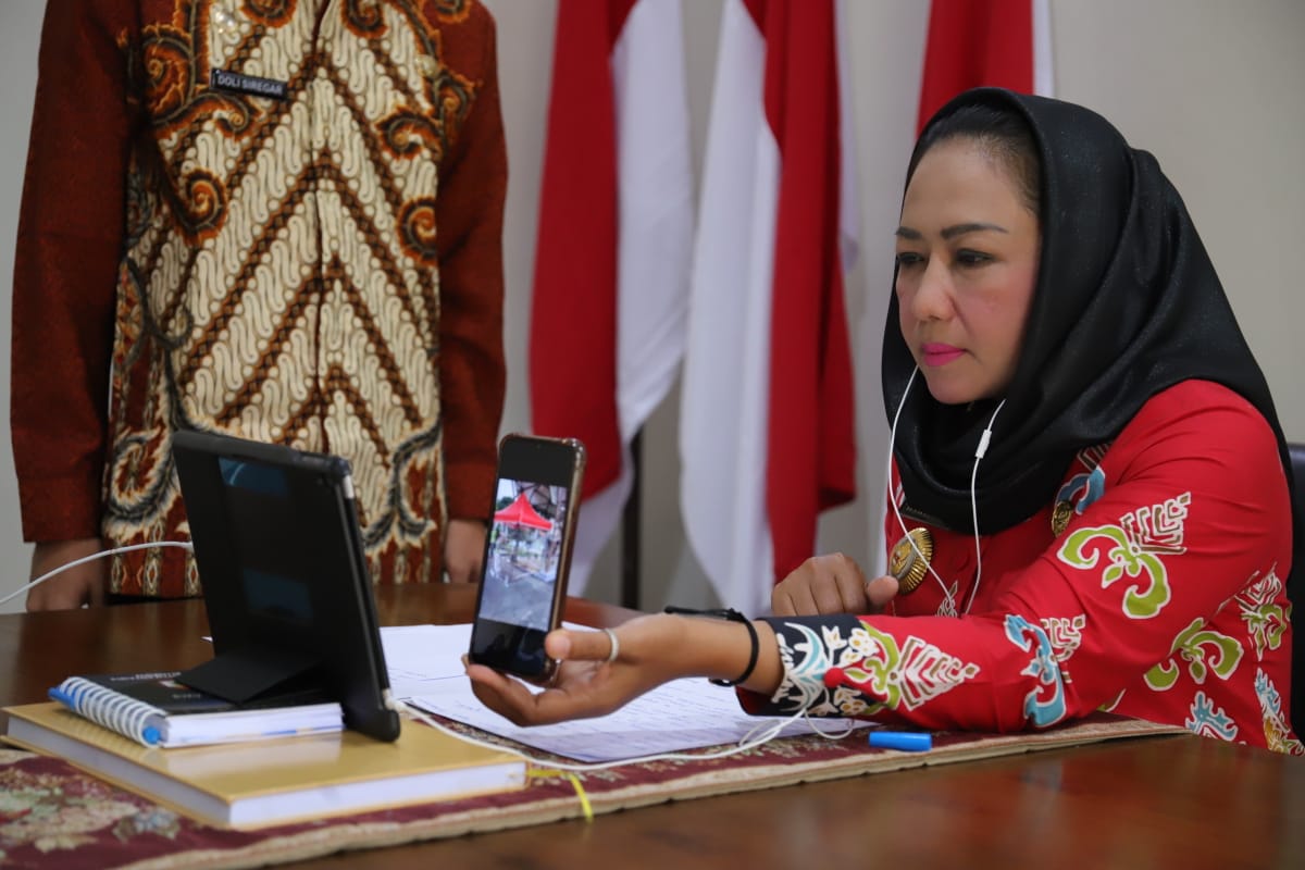 Bahas Corona, Bupati Winarti Video Conference dengan Seluruh Camat dan Kepala Puskesmas