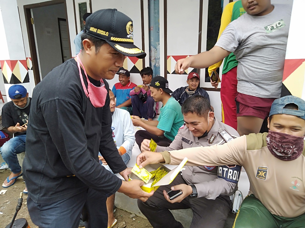 PKS Tanggamus Bagikan Masker ke Warga