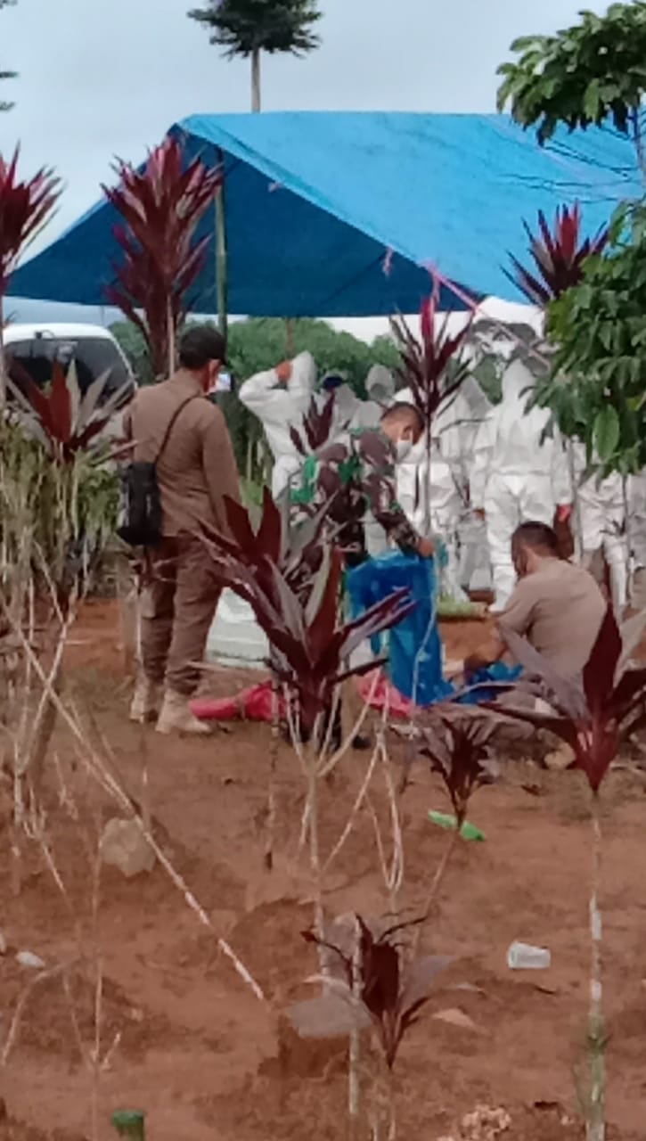 Salut, Warga Gotong Royong Gali Kuburan Jenazah Pasien Terpapar COVID-19