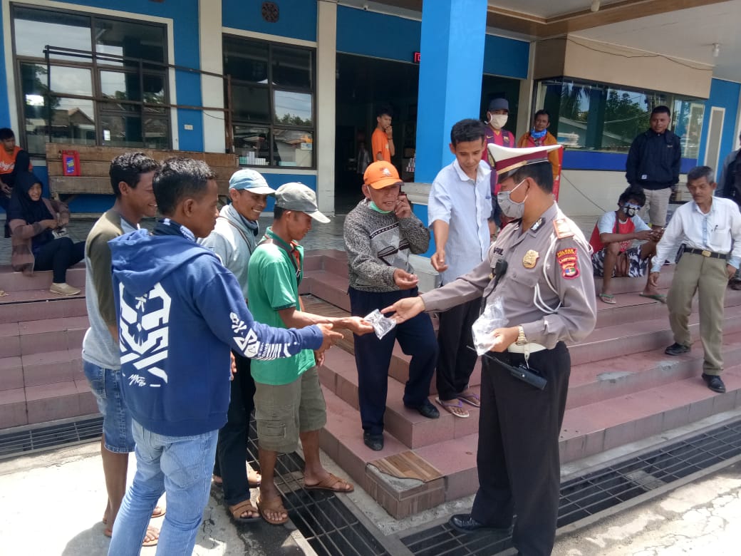 Polres Waykanan Bagikan Masker