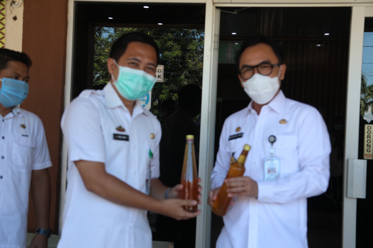Bupati Waykanan Bagikan Masker ke Warga