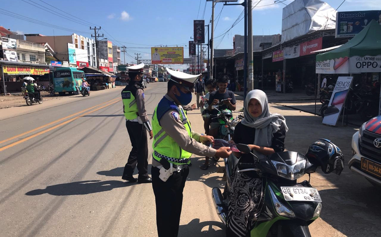 Satlantas Polres Tuba Bagikan Masker ke Pengguna Jalan