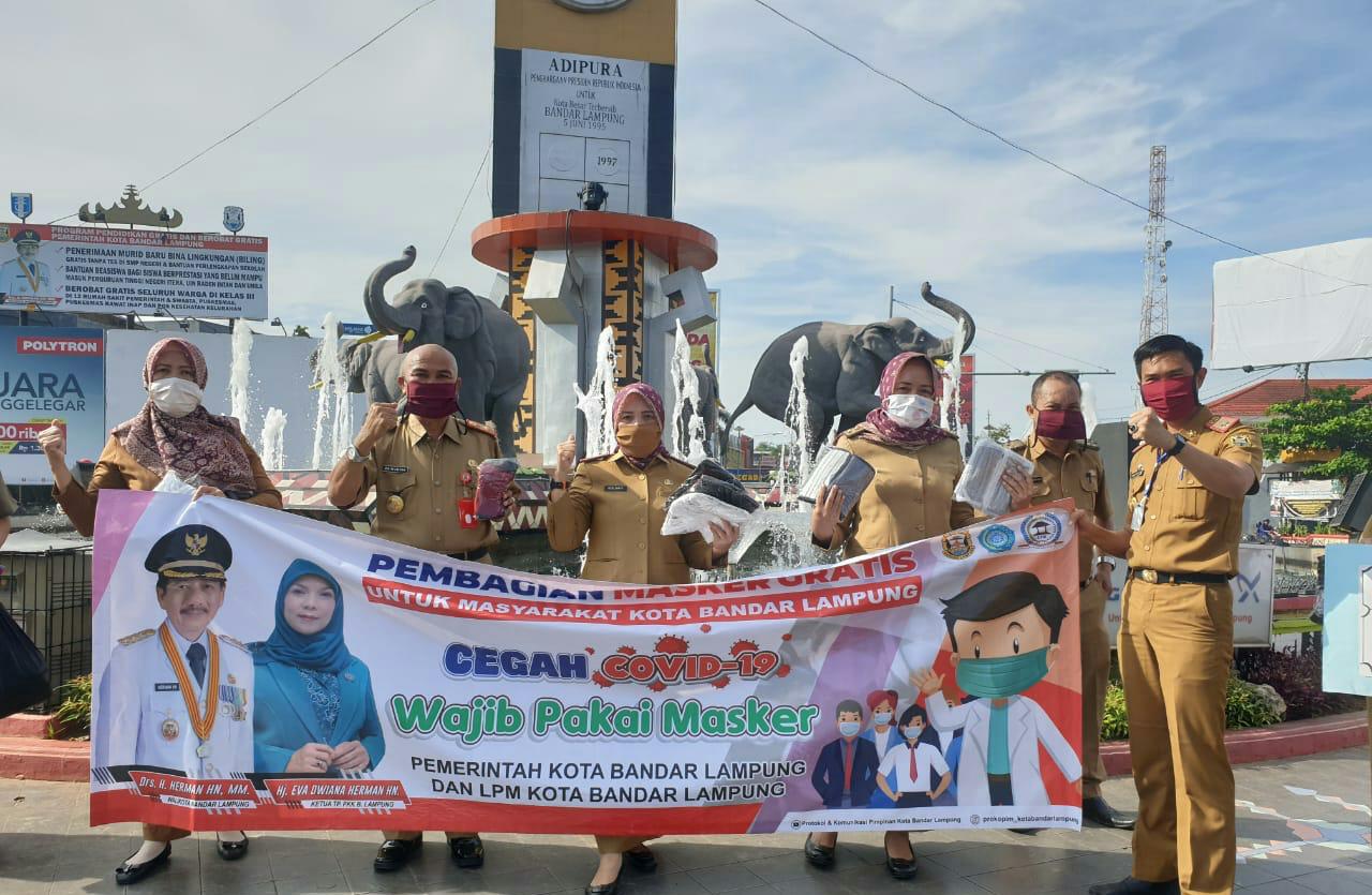 Pemkot Bagikan Masker Kain Kepada Pengendara dan Pedagang