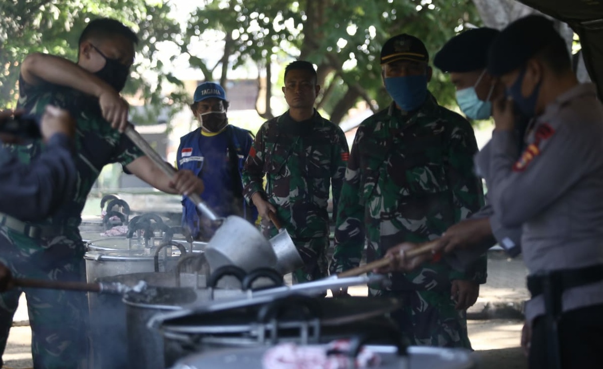 Satbrimob-TNI Sinergi Memasak
