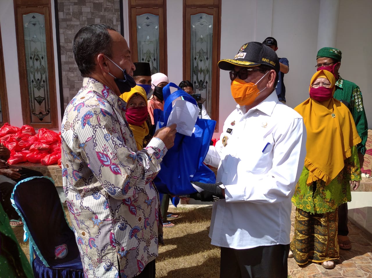 MCCC Bagikan Ribuan Sembako