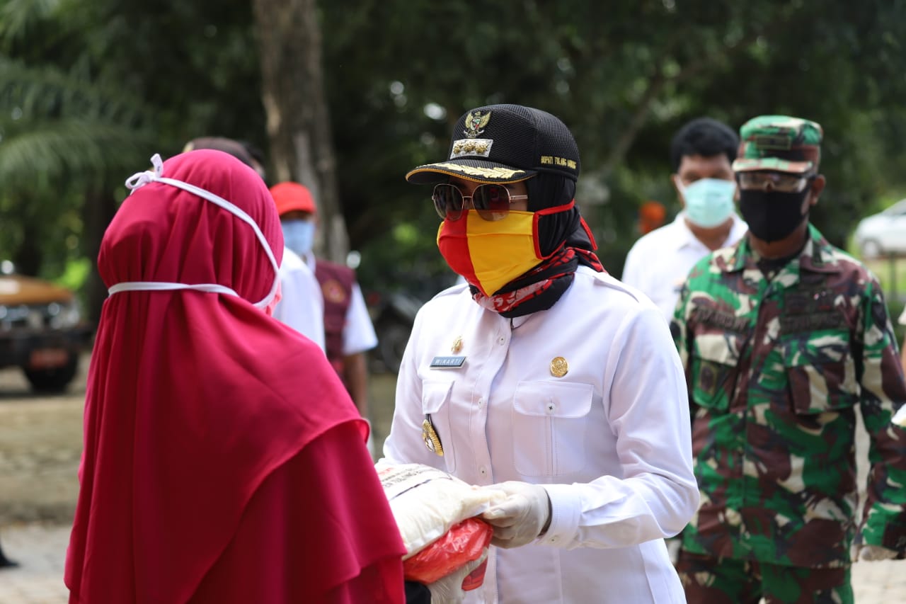 Bupati Tuba Bagikan 27.000 Paket Sembako untuk Warga Terdampak Covid-19
