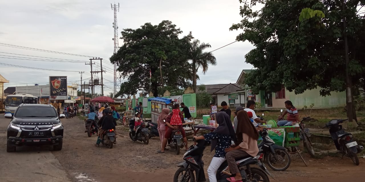 Penjual Takjil Tetap Terapkan Phyisical Distancing