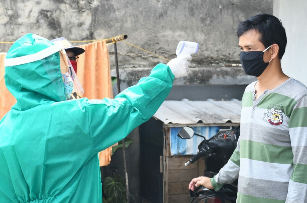 Cek Suhu Badan Warga, Pemkot Bagikan 50 Thermo Scanner ke Kelurahan