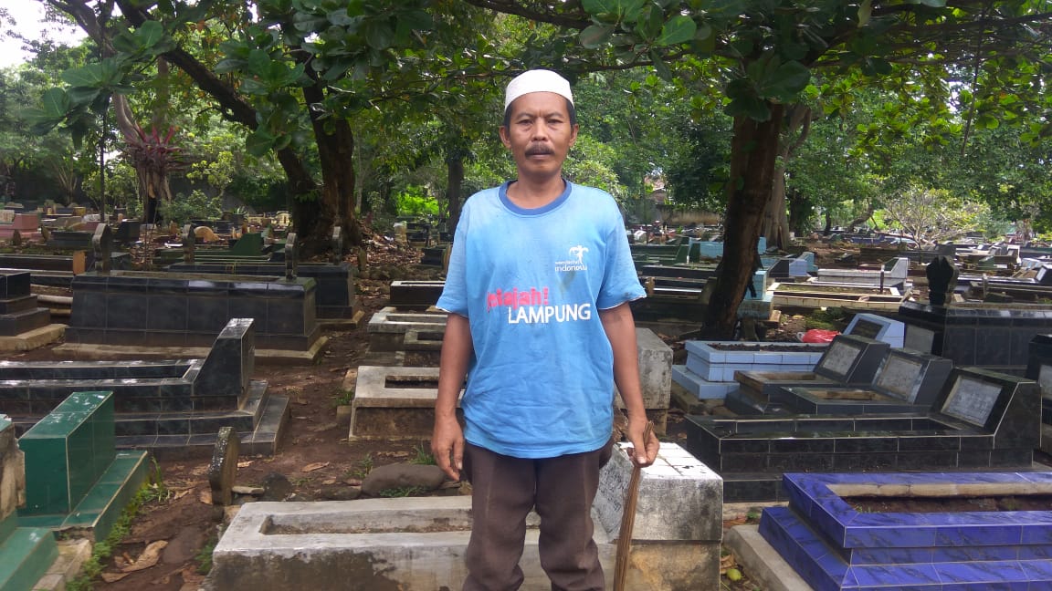 Tinggalkan Pekerjaan Montir, Lebih Milih Jadi Penjaga Makam