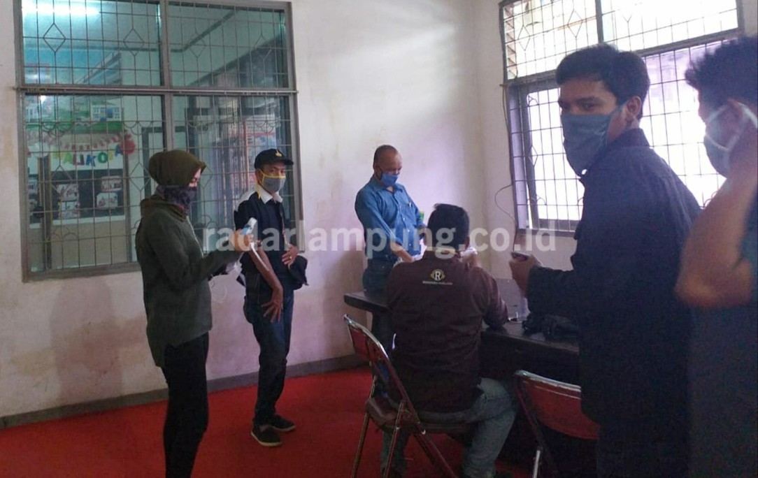 PWI Lampung Bagikan Masker dan Hand Sanitizer