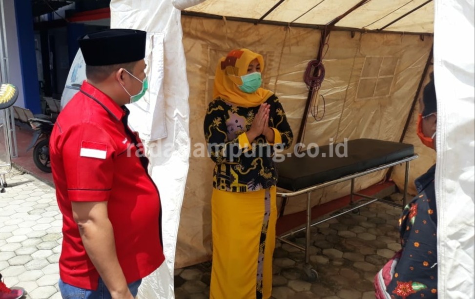 Bagaimana Ini? Tak Ada APD, Petugas Medis Pakai Jas Hujan, Masker Beli Sendiri