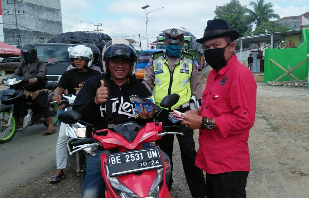Keluarga Besar PDIP Pringsewu Bagikan Ratusan Sabun dan Masker