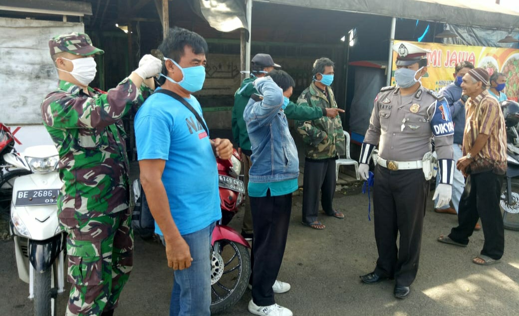 Gandeng Koramil, Satlantas Bagikan Masker dan Hand Sanitizer