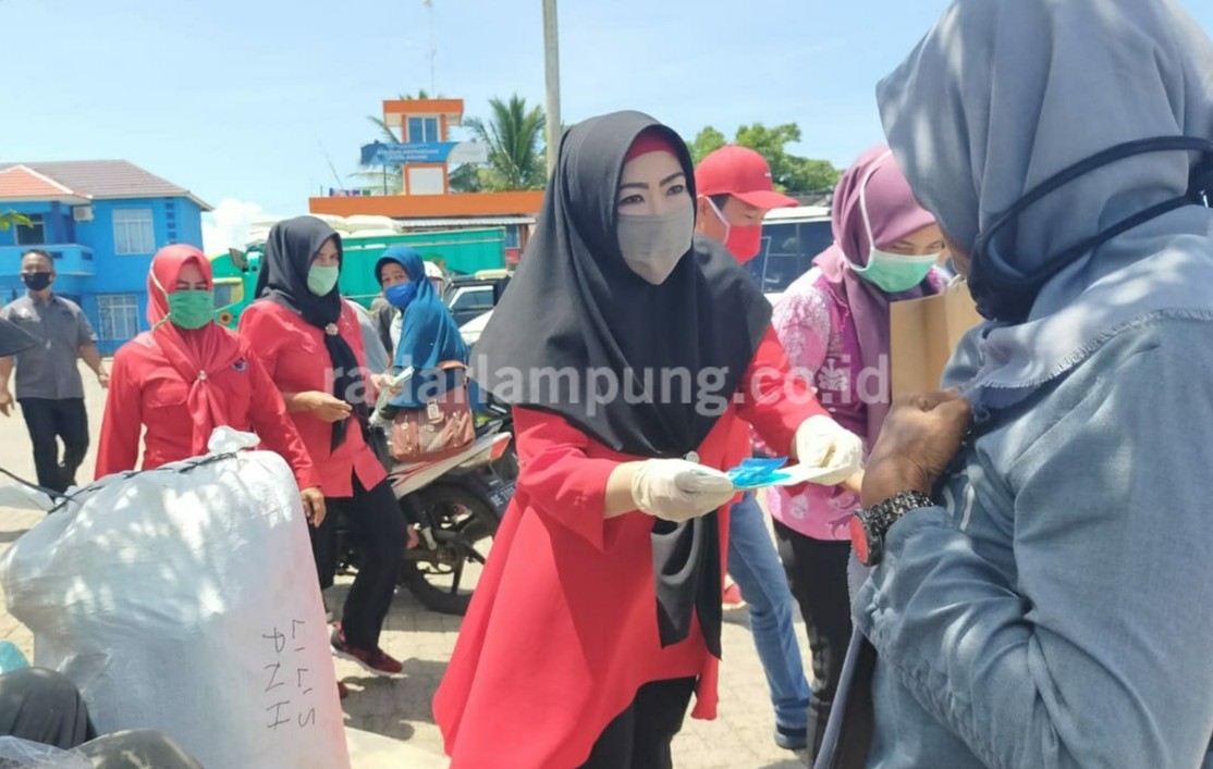 Jumat Berbagi, PDIP Tanggamus Sebar Masker dan Vitamin
