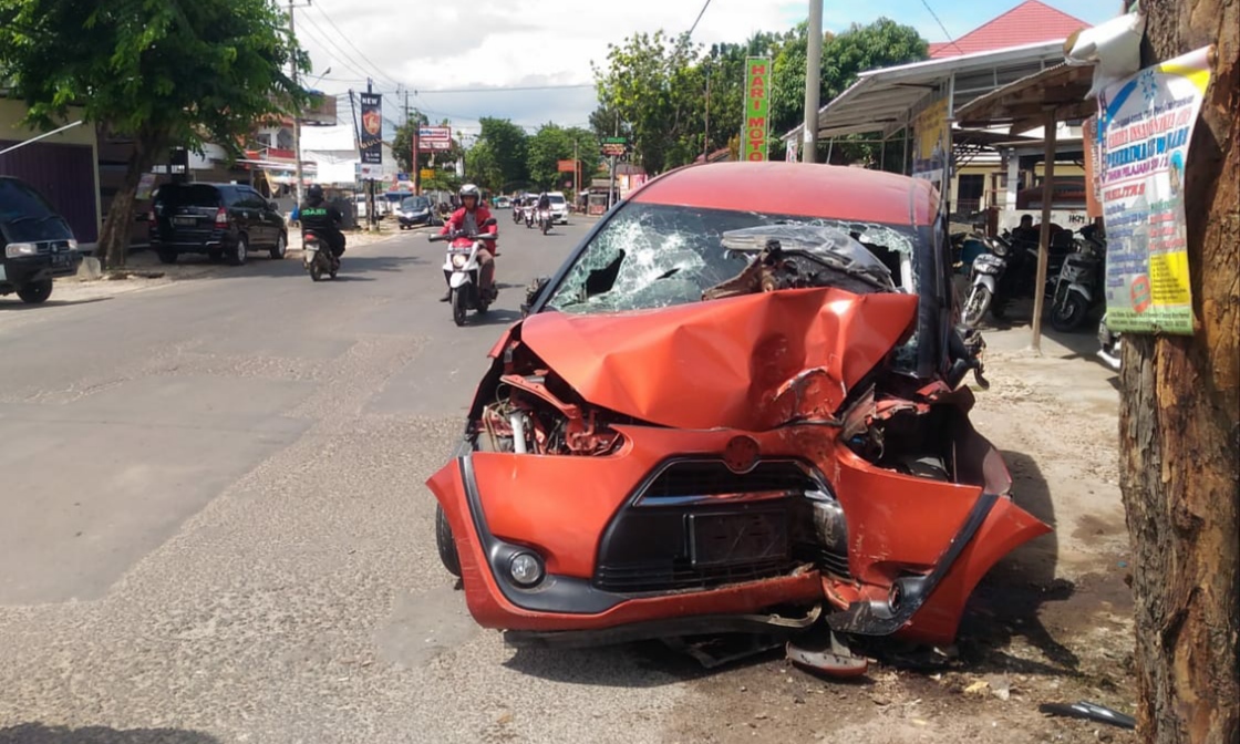 Braak, Mobil Tabrak Pohon, Istri Bos Tarub Tewas