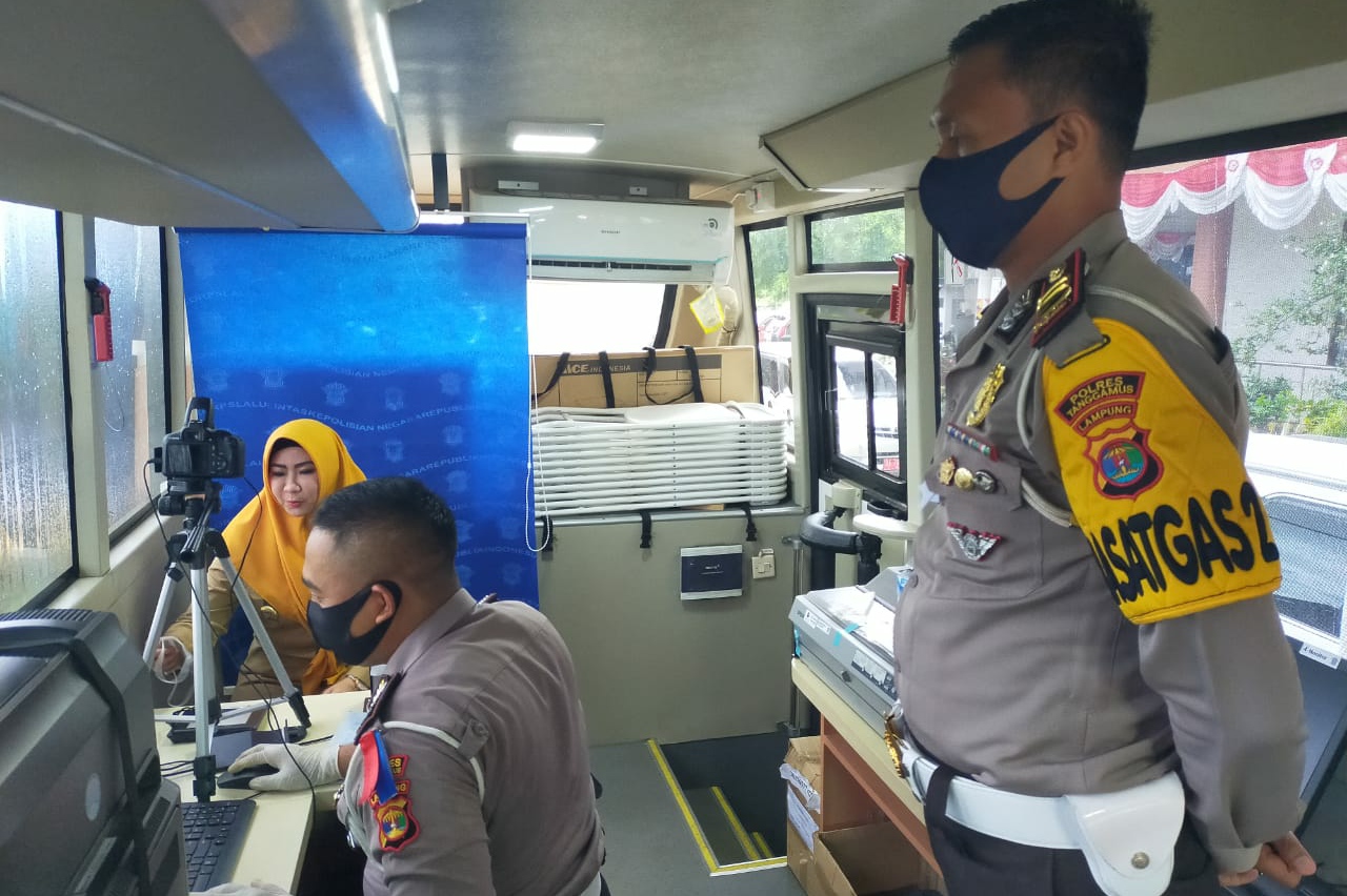 Beri Contoh, Bupati Tanggamus Perpanjang SIM