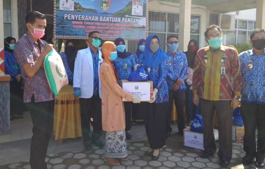 Bunda Dewi Serahkan Bantuan untuk ODP Tiga Kecamatan