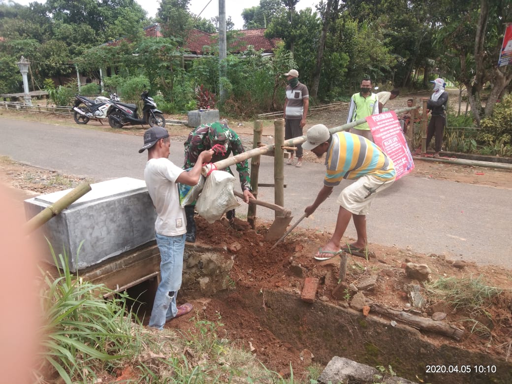 Jajaran Kodim 0429 Lamtim Bersama Warga Bangun Posko Relawan Pencegahan Covid-19