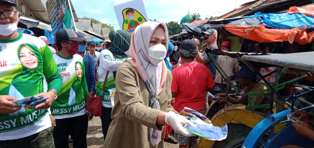 Masih Banyak yang Tak Pakai Masker, Nessy dan Relawan Bagikan Gratis