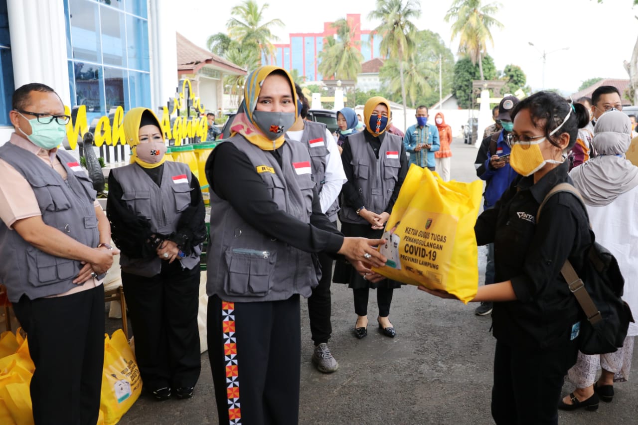 Riana Arinal Serahkan Bantuan APD. Siapa Saja yang Dapat ?