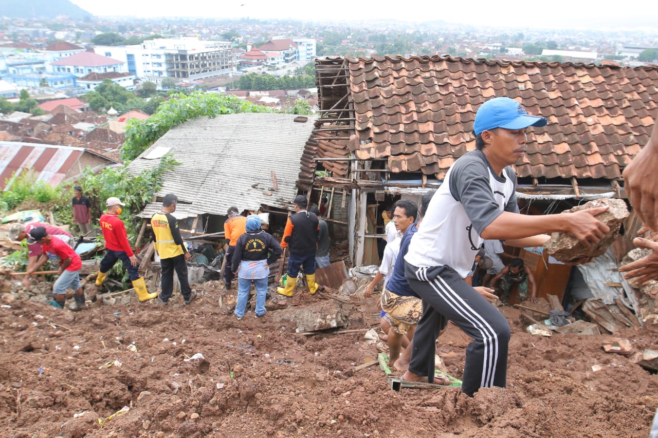 Takut Longsor Susulan, Sekeluarga Mengungsi