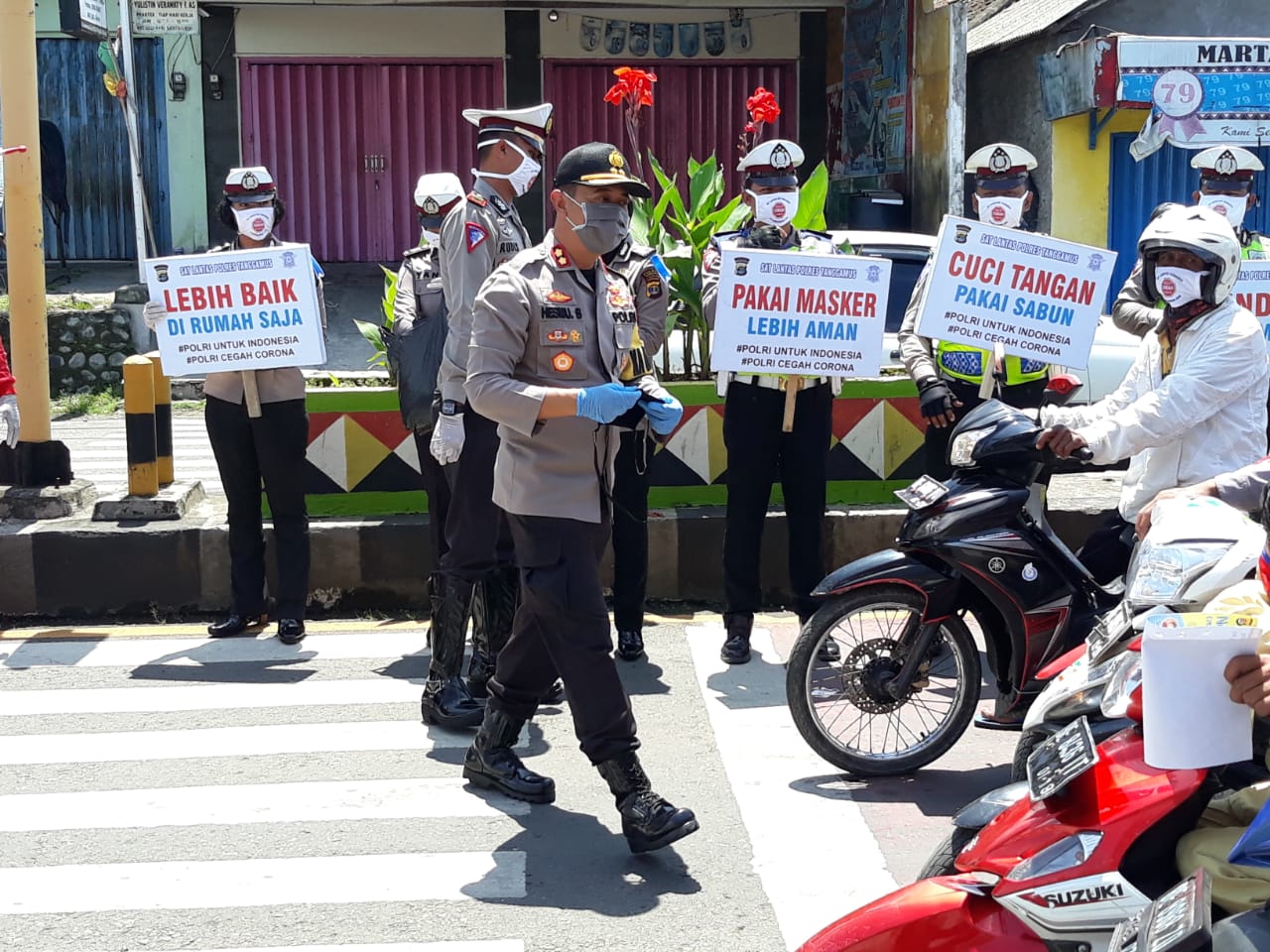 Lihat, Aksi Kapolres Tanggamus Bagi-Bagi Masker