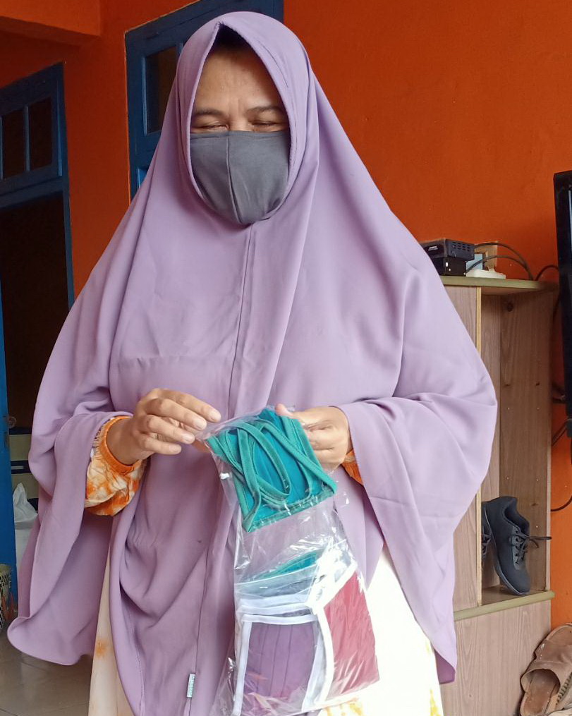 Patut Dicontoh ! Pemilik Toko di Waykanan Ini Bagikan Masker Gratis