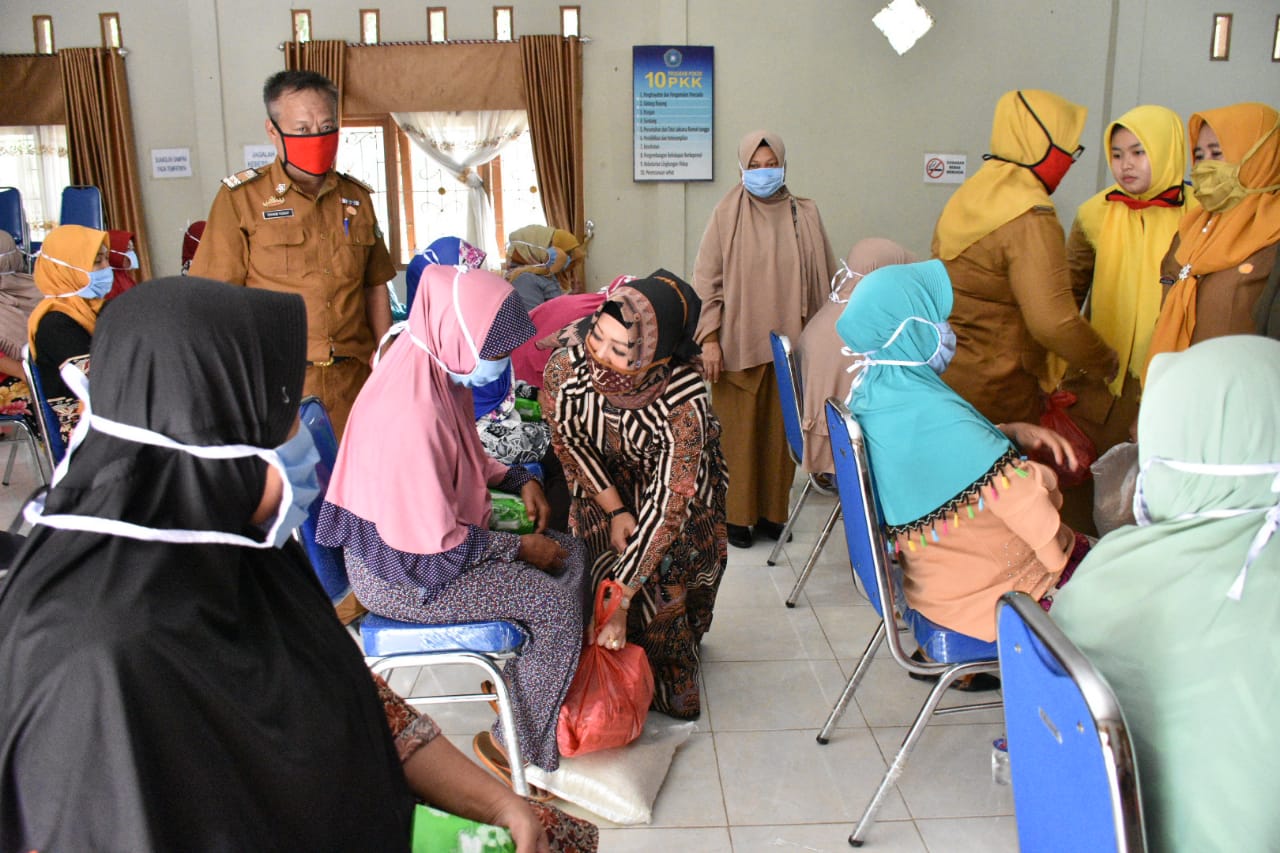 Bantu Pedagang, TP PKK Lamtim Salurkan Sembako