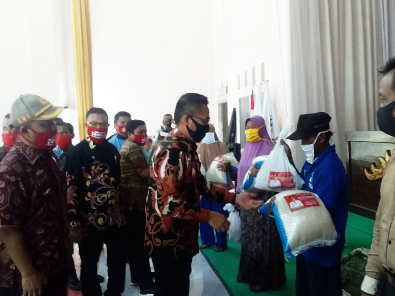 Cegah Dampak Covid-19, Bupati Lamtim Distribusikan Sembako