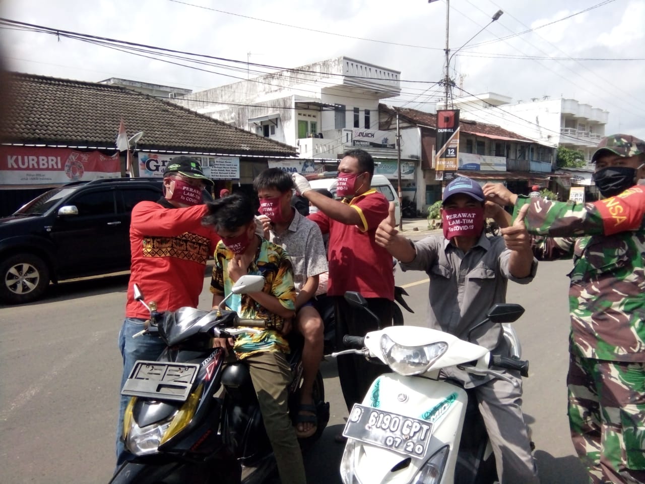 Koramil Way Jepara dan Perawat Lamtim Bagikan Masker