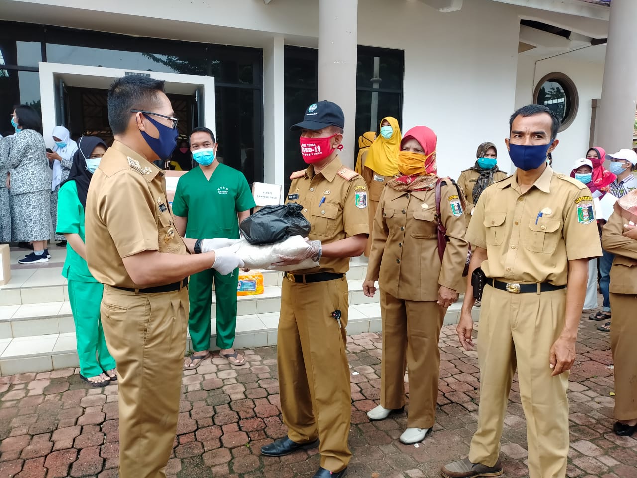 Dinas Koperasi Lamtim Salurkan Bantuan Sembako Untuk RSUD Sukadana
