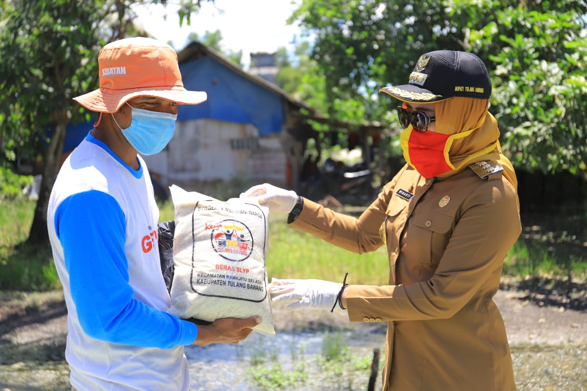 Bupati Tuba Borong 135 Ton Beras Gapoktan untuk Dibagikan Ke Warga