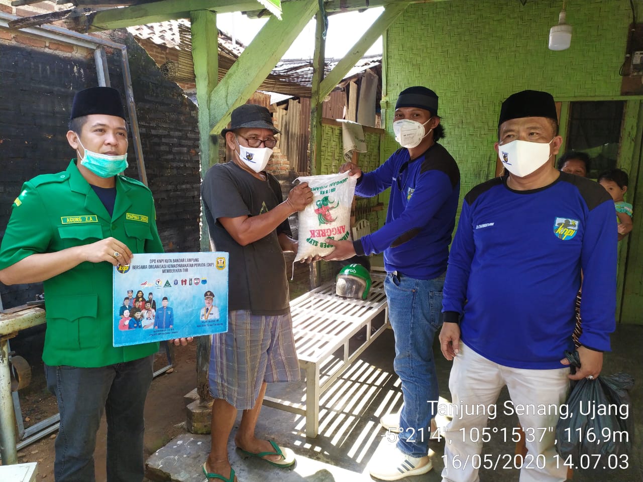 DPD KNPI-GP ANSOR Bagikan THR ke Masyarakat