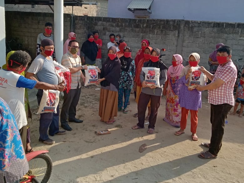 Relawan Loekman Bagikan 250 Kantong Beras untuk Warga Terdampak Covid-19