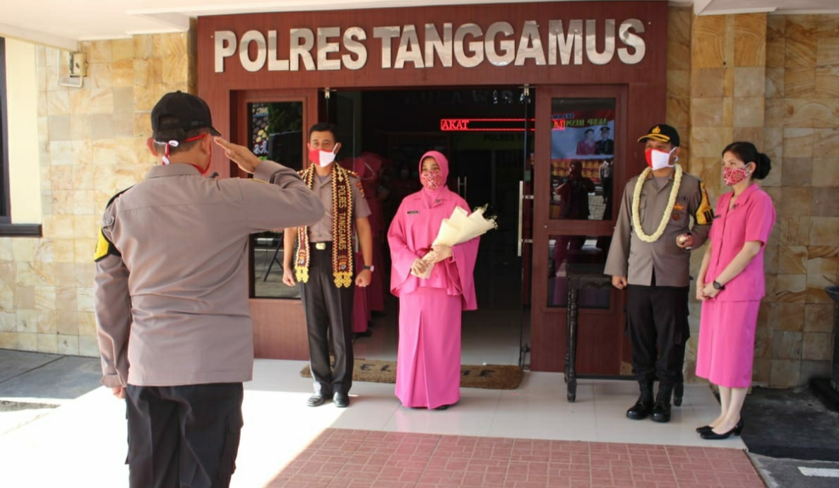 Tak Ada Pedang Pora, Tiba di Mapolres Tanggamus, AKBP Oni Disambut Cek Suhu Tubuh
