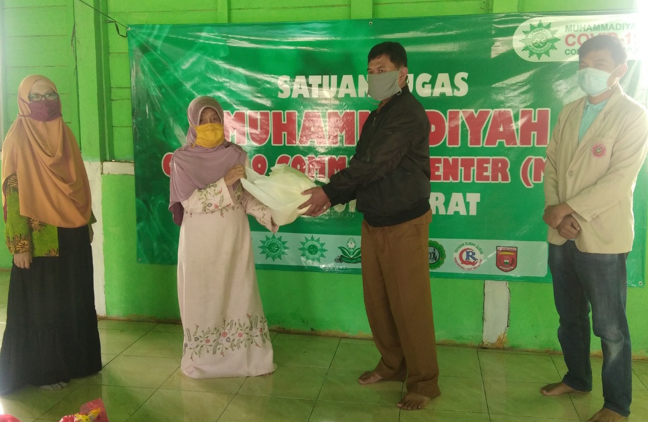 Gugus Tugas MCCC Lambar Bagikan Ratusan Paket Sembako