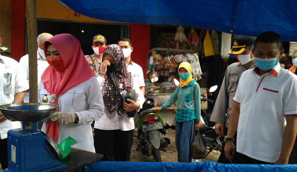 Datangi Pasar, Bupati-Forkopimda Tanggamus Sosialisasikan Physical Distancing