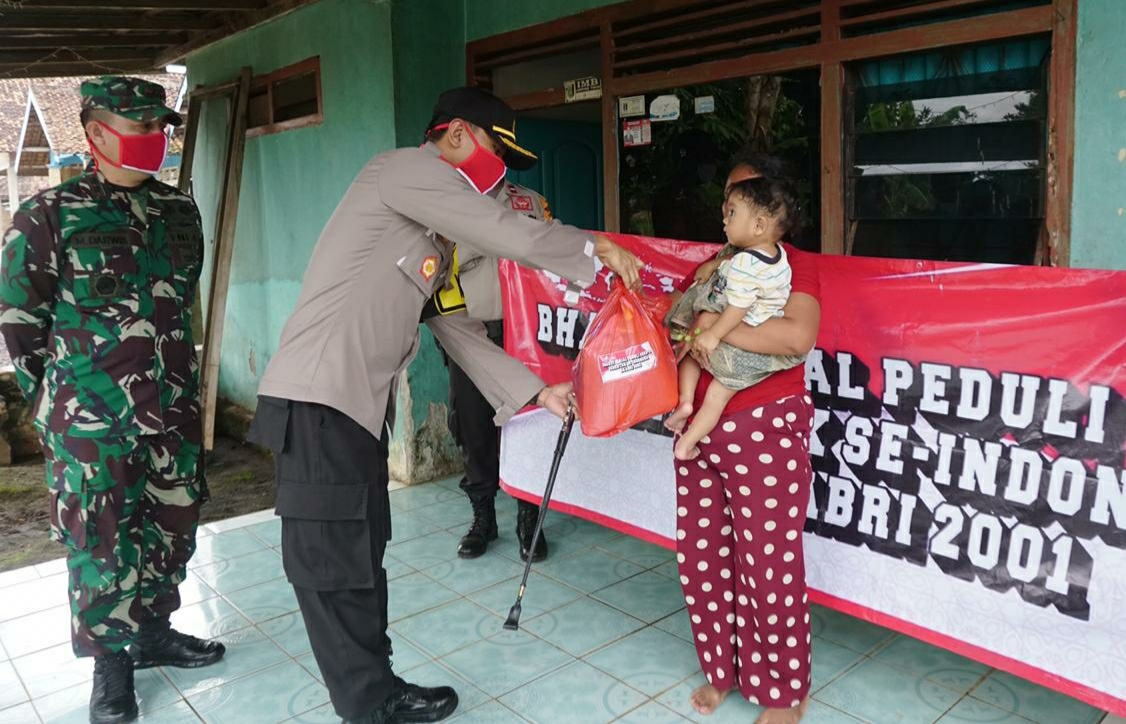 Polres Lamtim Bagikan Sembako di Margasekampung