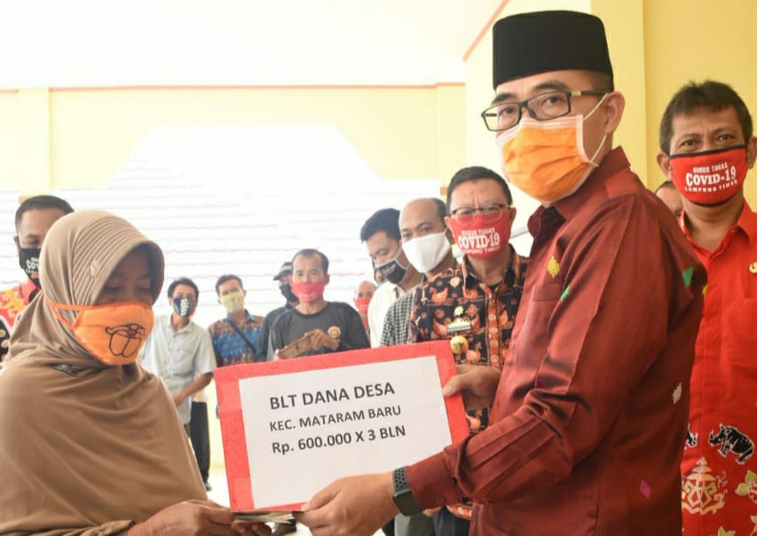 Warga Matarambaru Terima BLT DD
