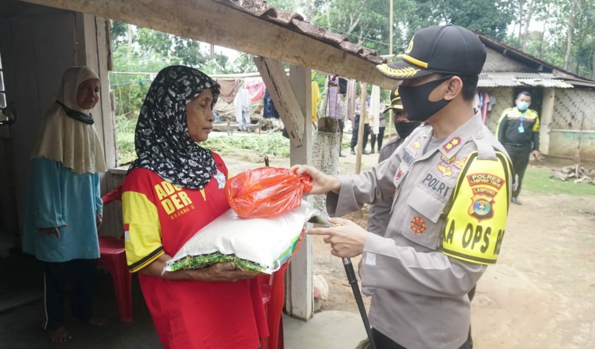 Polres Lamtim Bagikan 1.290 Paket Sembako
