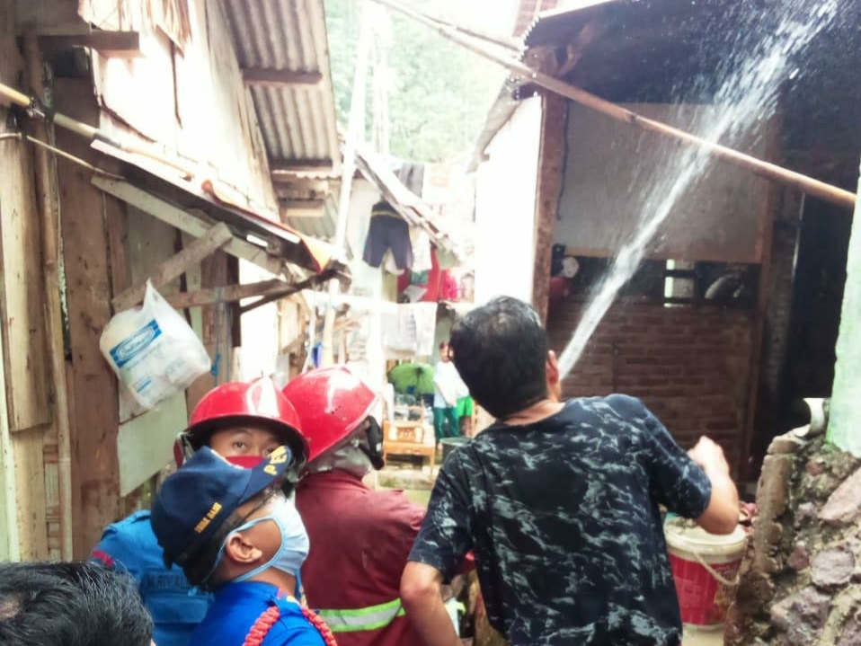 Diduga Akibat Gas Bocor, Tiga Warga Derita Luka Bakar